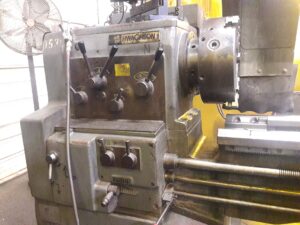 Un torno industrial en un taller metalúrgico (foto de archivo).