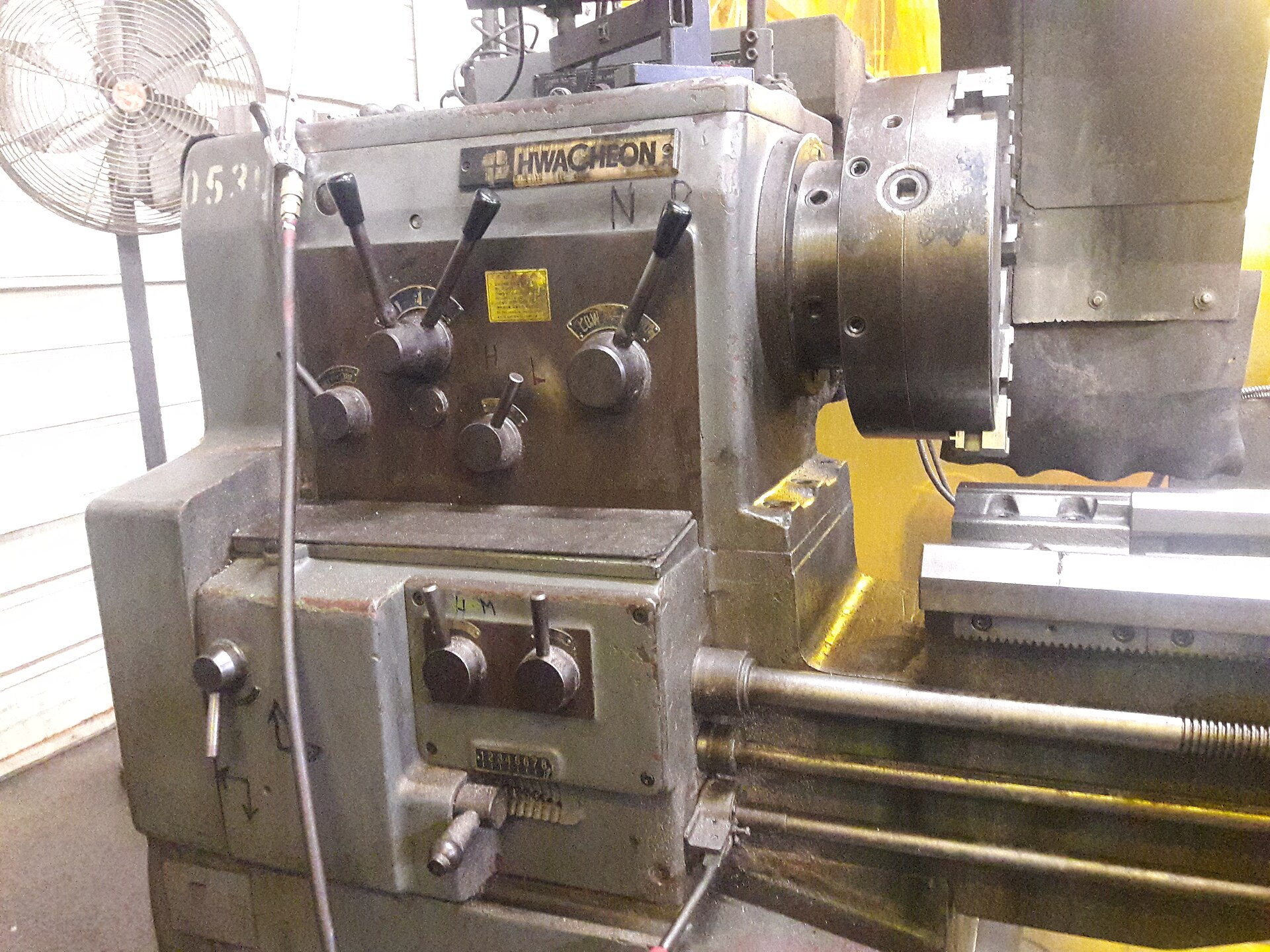 Un torno industrial en un taller metalúrgico (foto de archivo).