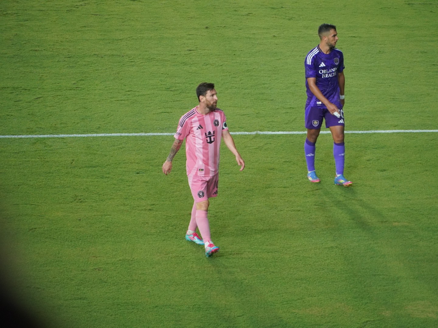 Lionel Messi con la camiseta rosa de Inter Miami junto a un rival, en un partido de la MLS de mayo de 2025 (foto de archivo).