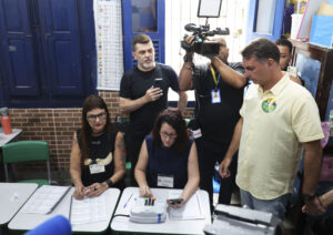 Flávio Bolsonaro verifica su identidad en un centro de votación de Río de Janeiro, el 4 de octubre de 2026.