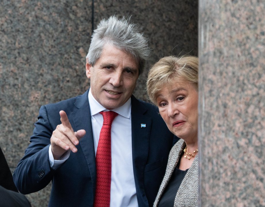 El ministro de Economía, Luis Caputo, y la titular del FMI, Kristalina Georgieva.