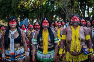 Mujeres del pueblo Kayapó, de Brasil.