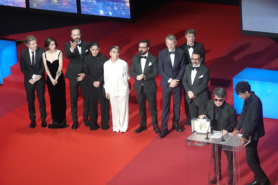 Jafar Panahi recibe la Palma de Oro en Cannes junto al equipo de Un simple accidente, en 2025.
