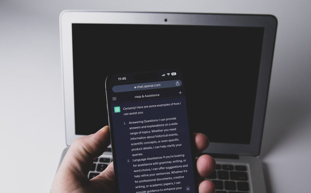 Un celular con un asistente de inteligencia artificial en pantalla (foto de archivo).