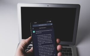 Un celular con un asistente de inteligencia artificial en pantalla (foto de archivo).