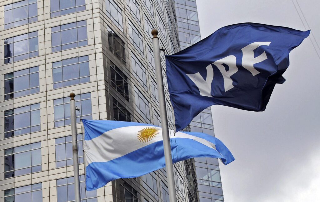 Banderas de YPF y de la Argentina frente a un edificio de oficinas (foto de archivo).