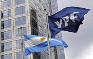 Banderas de YPF y de la Argentina frente a un edificio de oficinas (foto de archivo).
