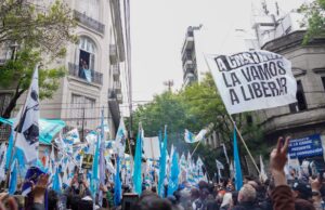 La militancia peronista reunida frente a San José 1111, donde Cristina Kirchner cumple su condena.