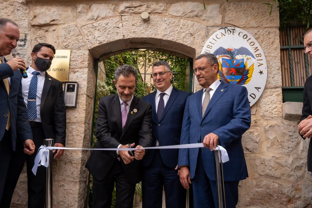 Omar Bulla y Gideon Saar inauguran la nueva embajada de Colombia en Jerusalén.