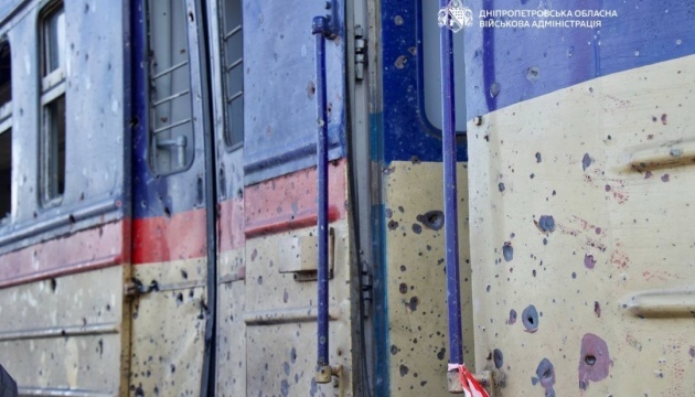 Daños en un tren tras el ataque a la estación de Dnipró.