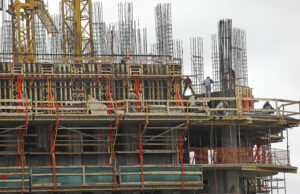 Obreros en una obra en construcción, imagen de archivo