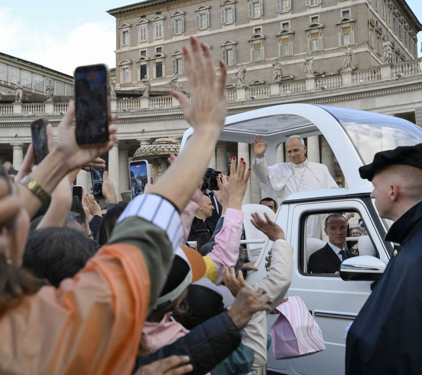 El papa León XIV saluda a los fieles desde el papamóvil en la plaza de San Pedro, el 21 de octubre.