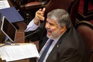 José Mayans habla en el recinto del Senado.