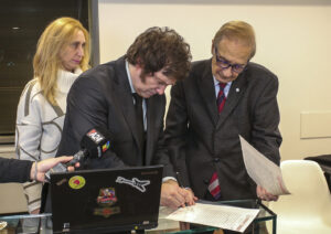 Javier Milei y Karina Milei revisan documentos en Casa Rosada (foto de archivo).