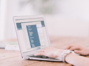 Una persona escribe en una laptop que muestra código de programación (imagen de archivo).